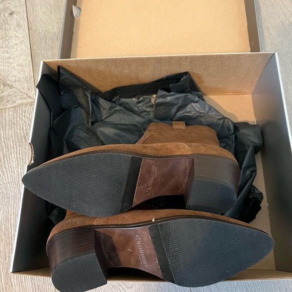 New. Never worn. Heeled Leather Boot. Size: 7 M - Picture 3 of 6